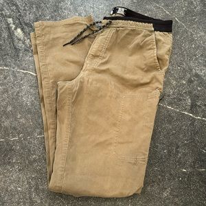 Men’s Mountain Hardware pull on pants in green.